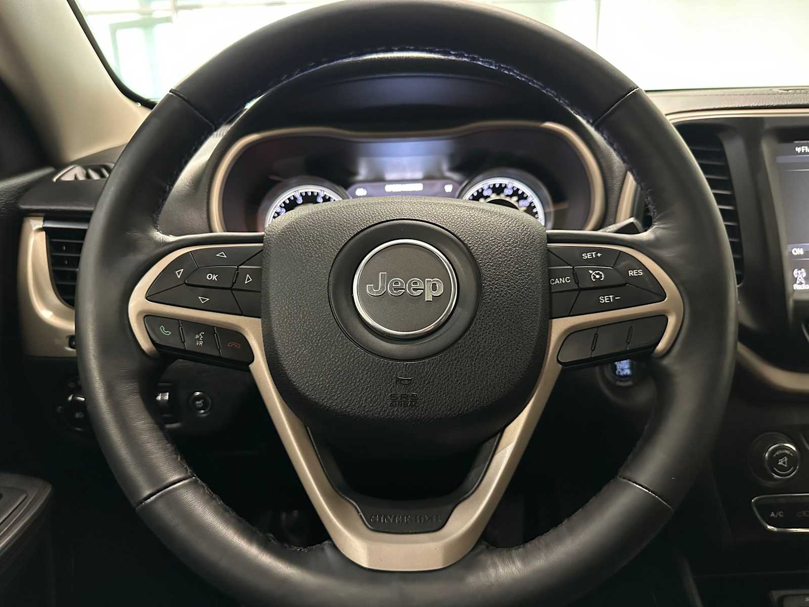 Thumbnail: 2015 Jeep Cherokee - 11