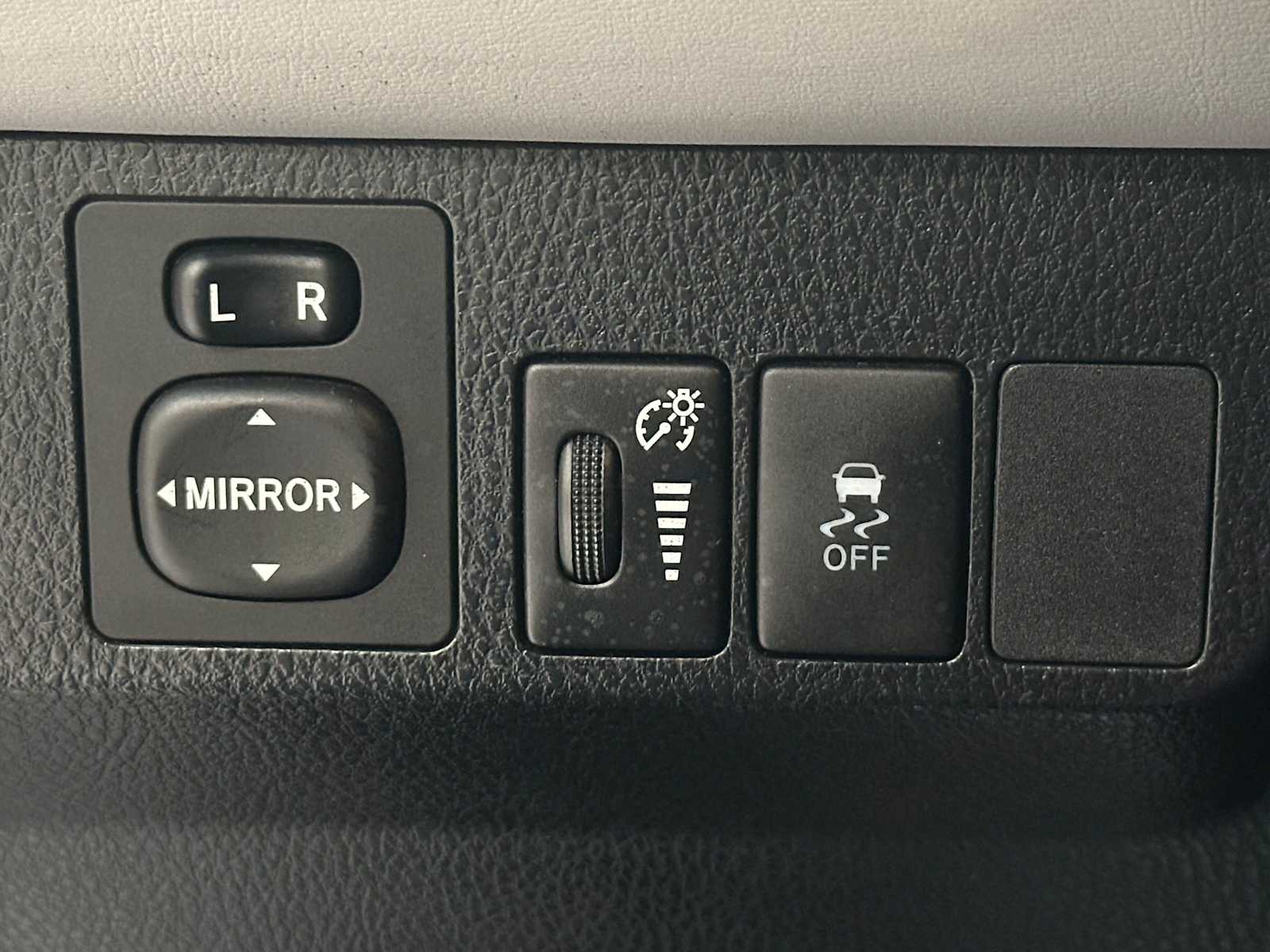 Thumbnail: 2014 Toyota RAV4 - 17