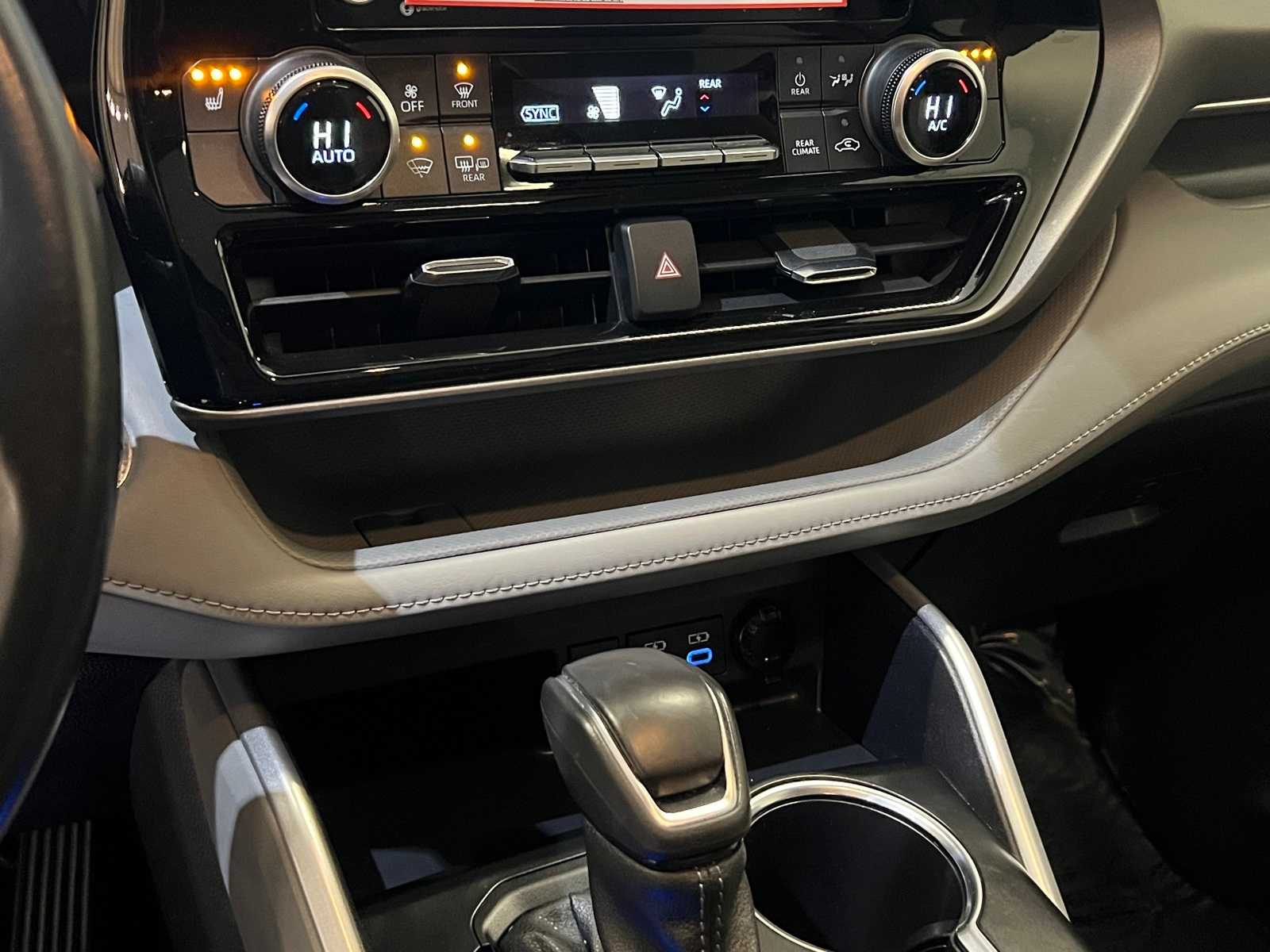 Thumbnail: 2022 Toyota Highlander - 24