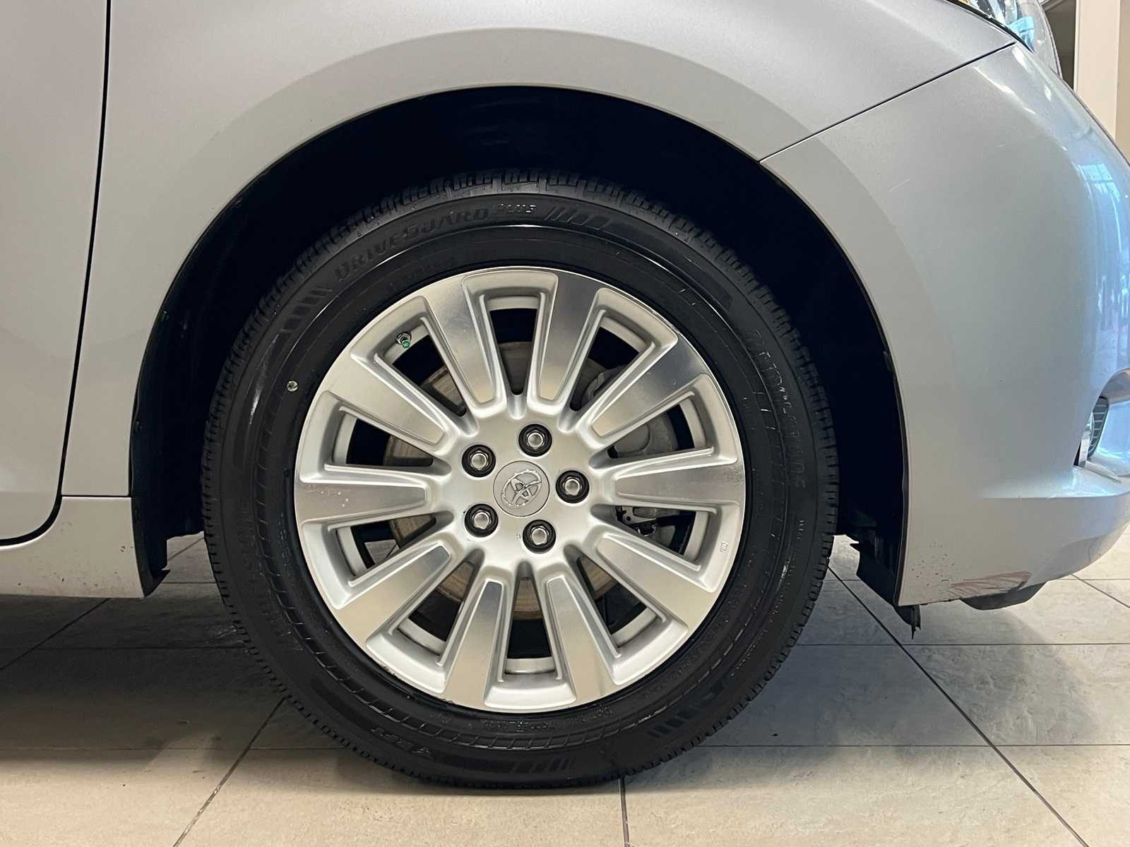 Thumbnail: 2017 Toyota Sienna - 7