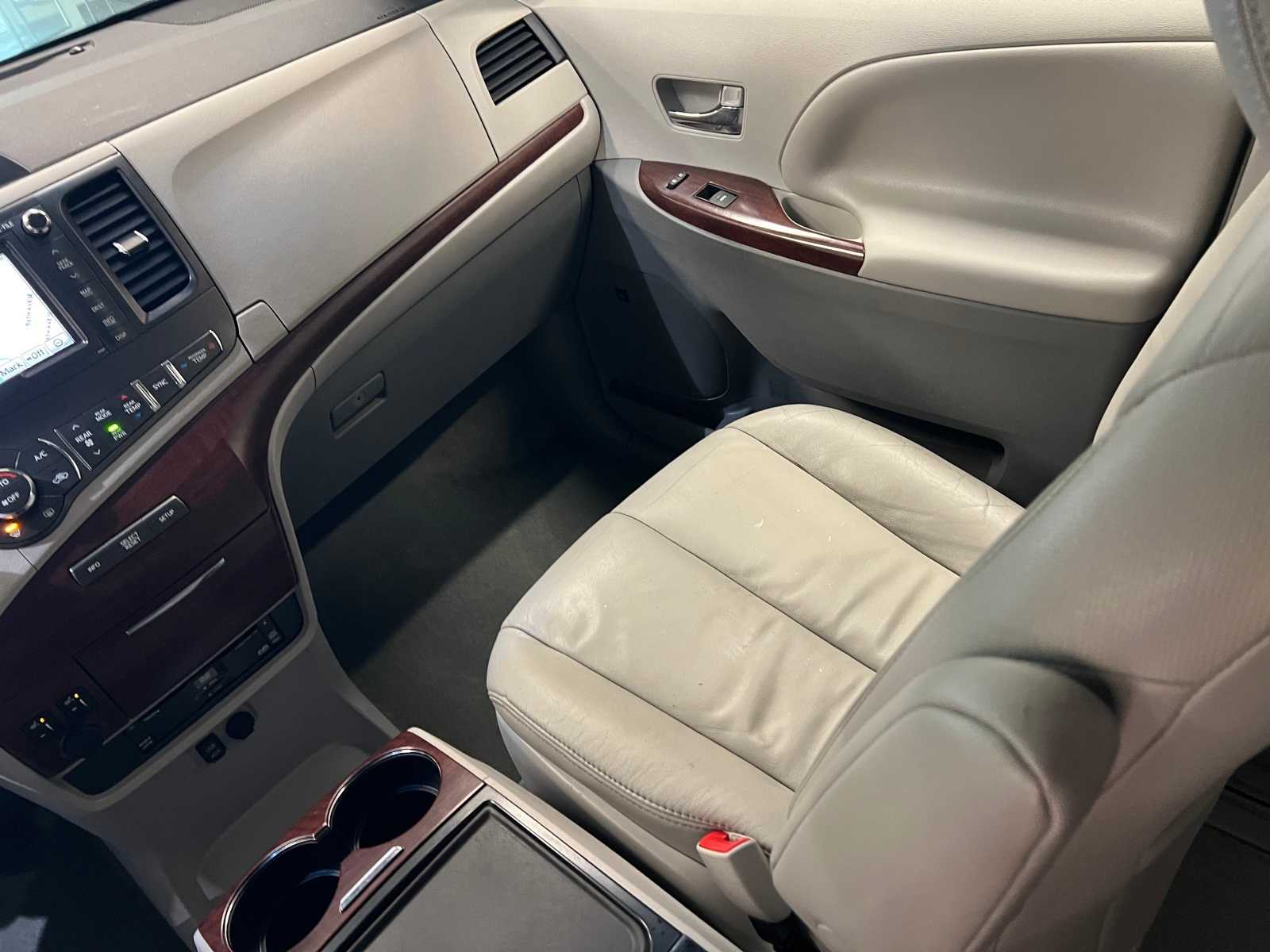 Thumbnail: 2014 Toyota Sienna - 11