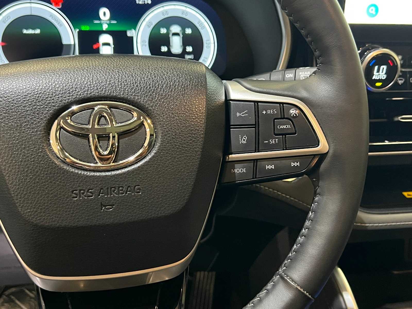Thumbnail: 2023 Toyota Highlander - 21