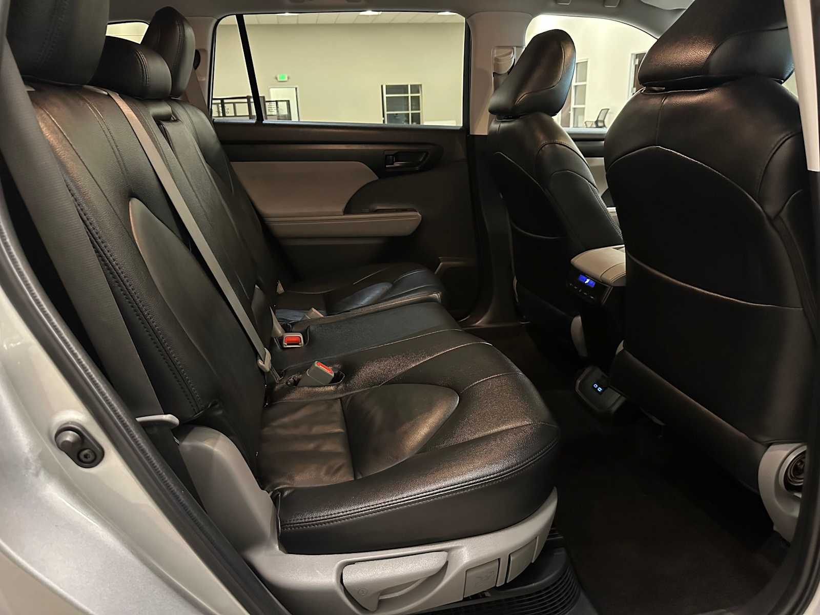 Thumbnail: 2022 Toyota Highlander - 25