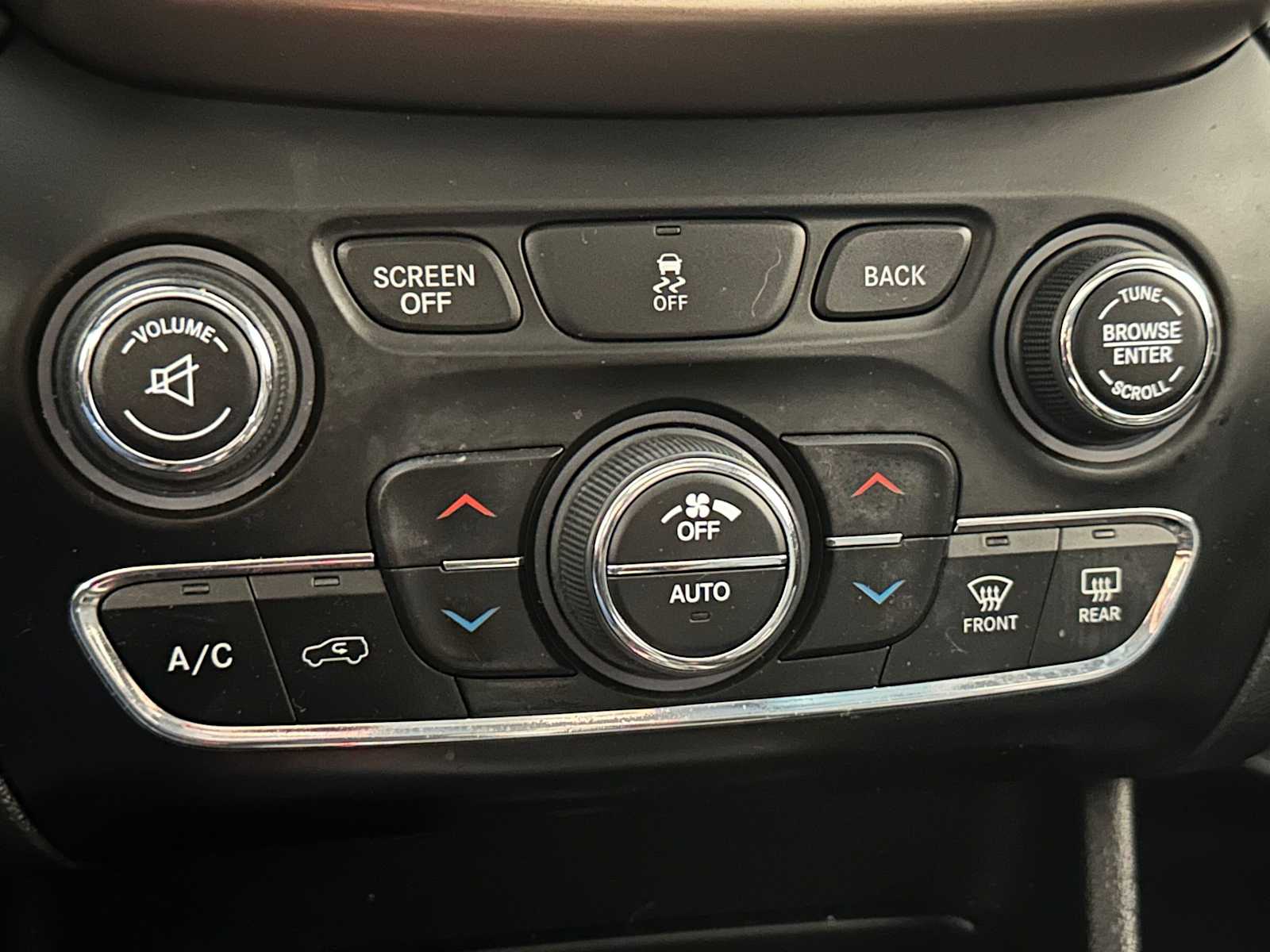 Thumbnail: 2015 Jeep Cherokee - 16