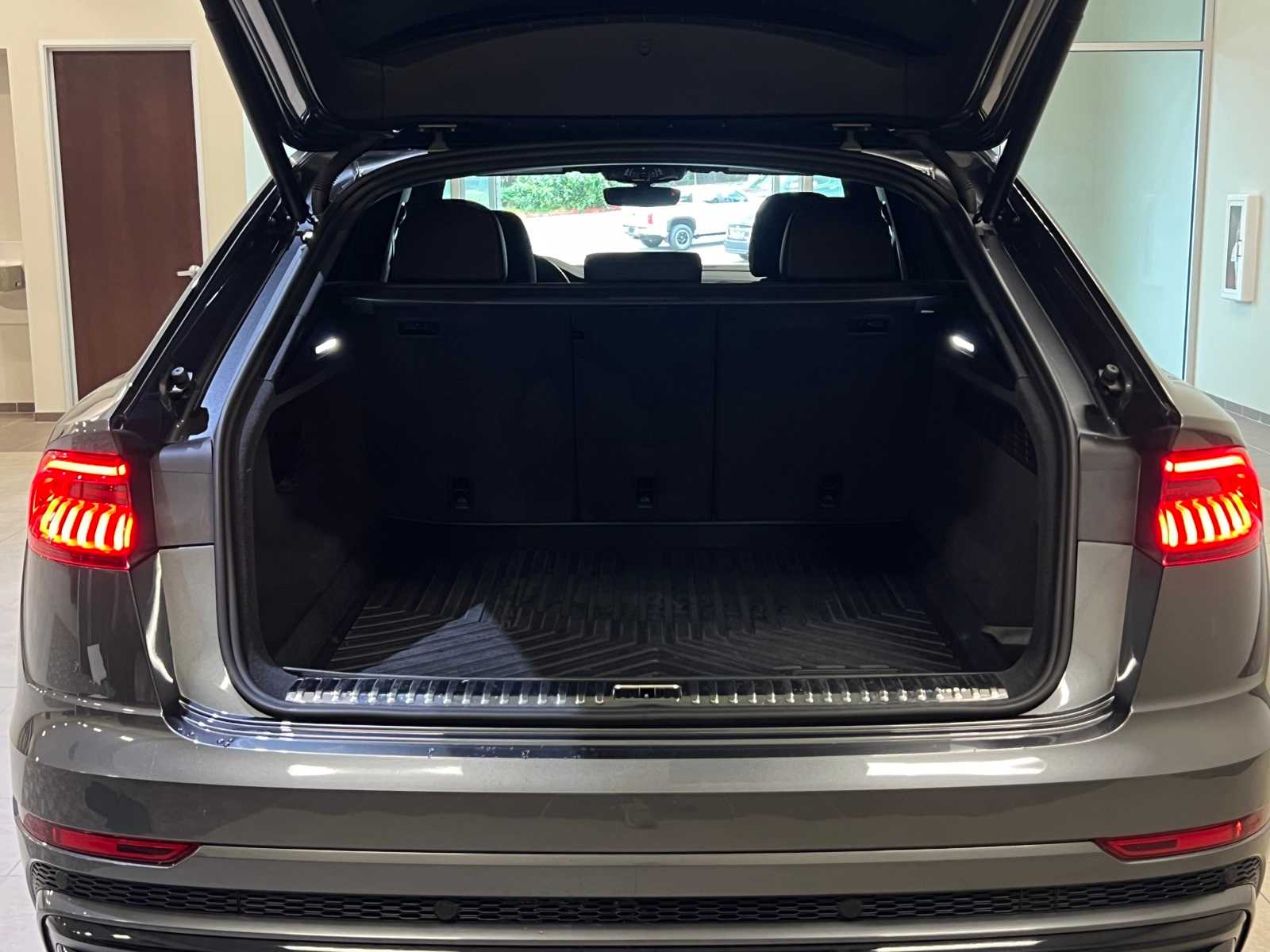 Thumbnail: 2020 Audi Q8 - 29