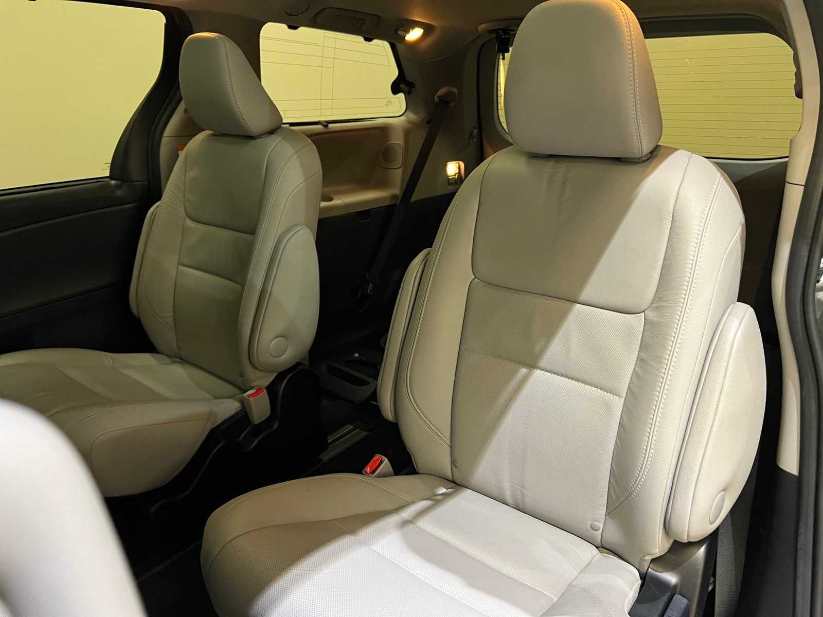 Thumbnail: 2017 Toyota Sienna - 13