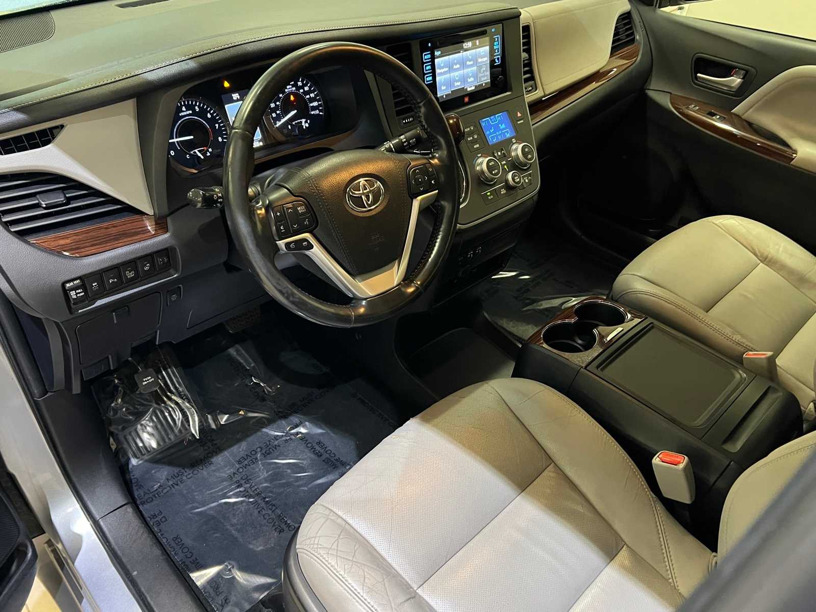 Thumbnail: 2017 Toyota Sienna - 2