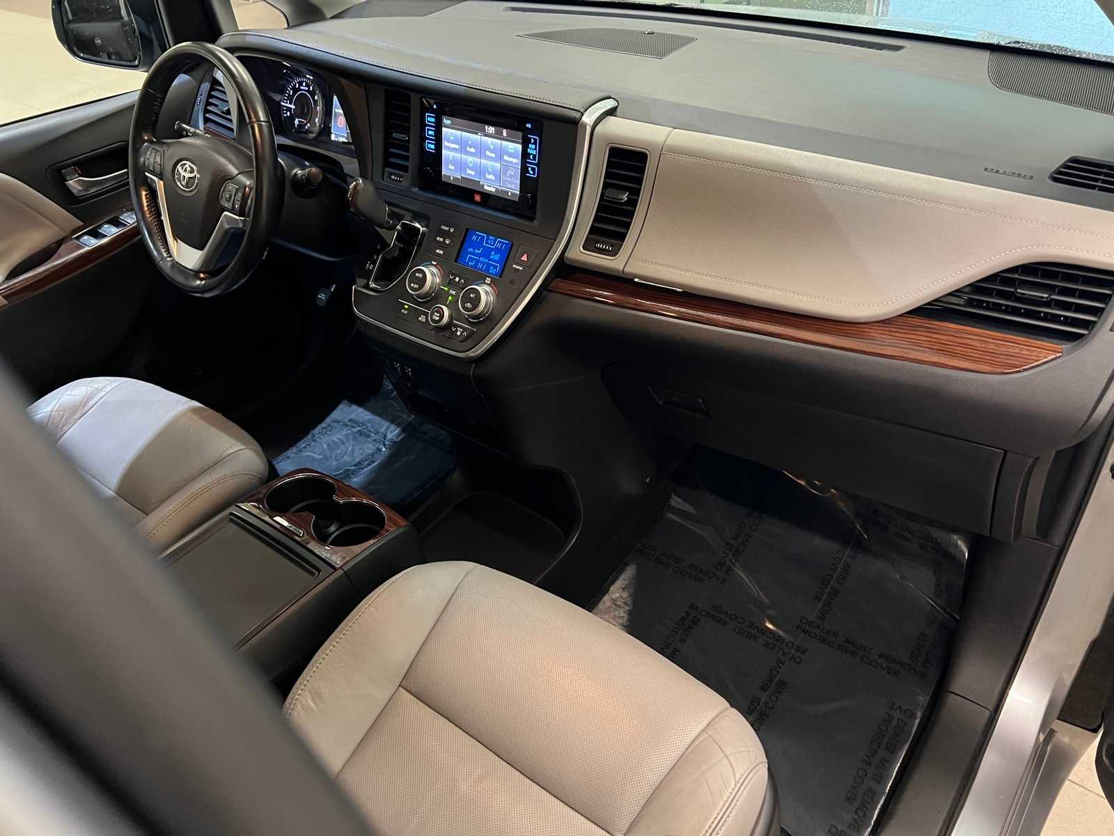 Thumbnail: 2017 Toyota Sienna - 15