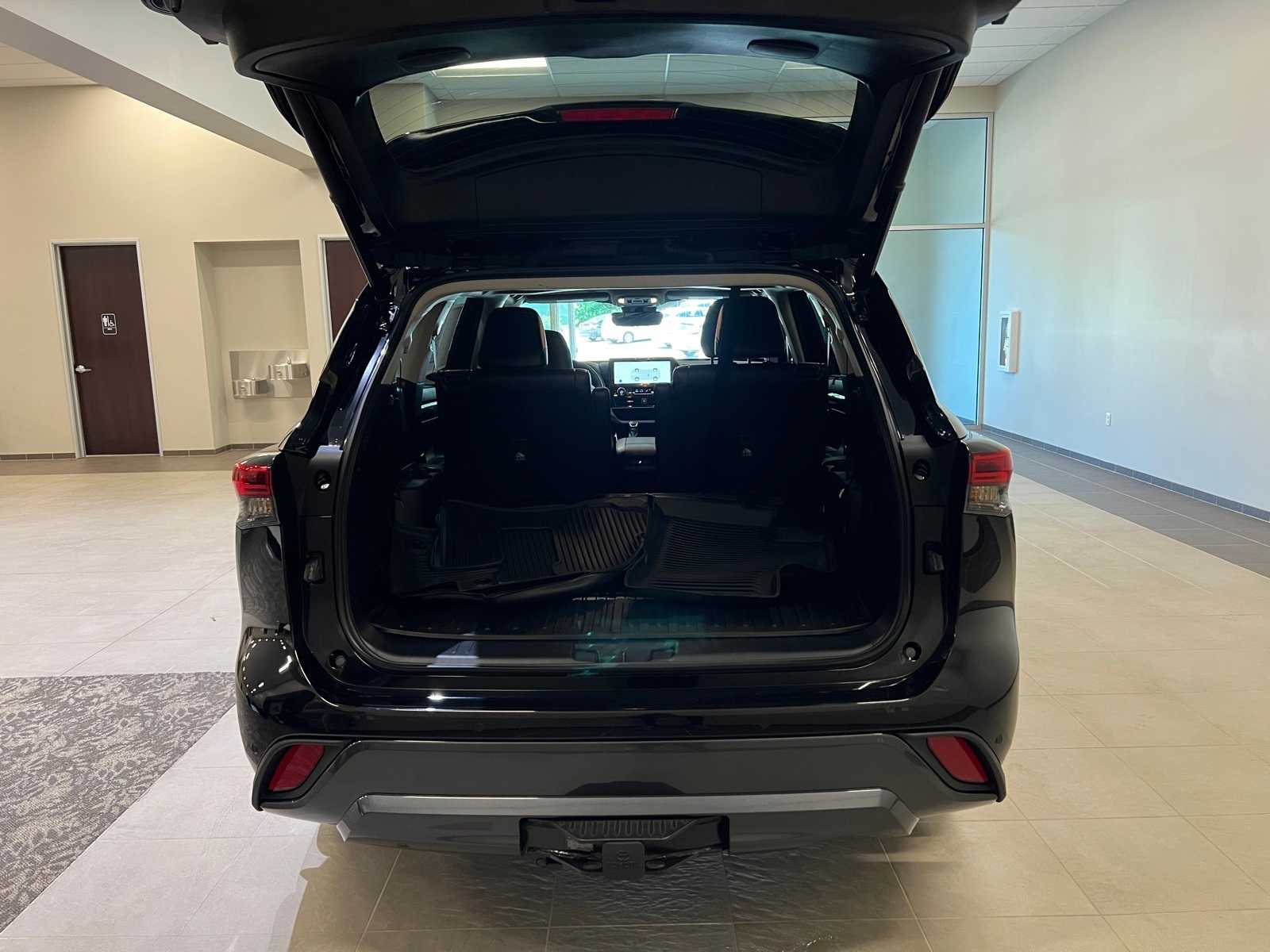 Thumbnail: 2023 Toyota Highlander - 29