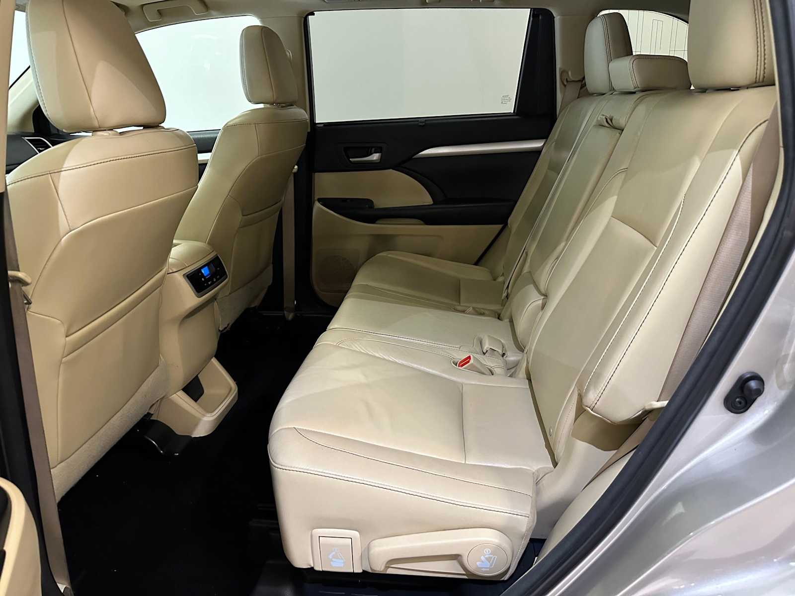 Thumbnail: 2015 Toyota Highlander - 26