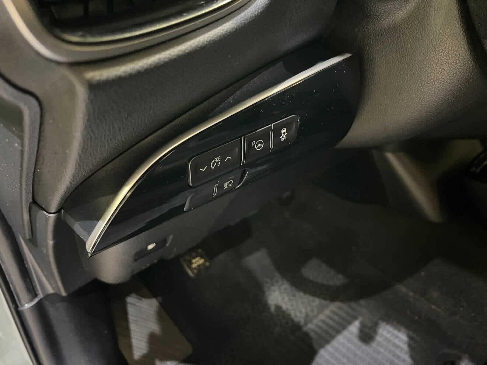 Thumbnail: 2022 Toyota Prius - 18