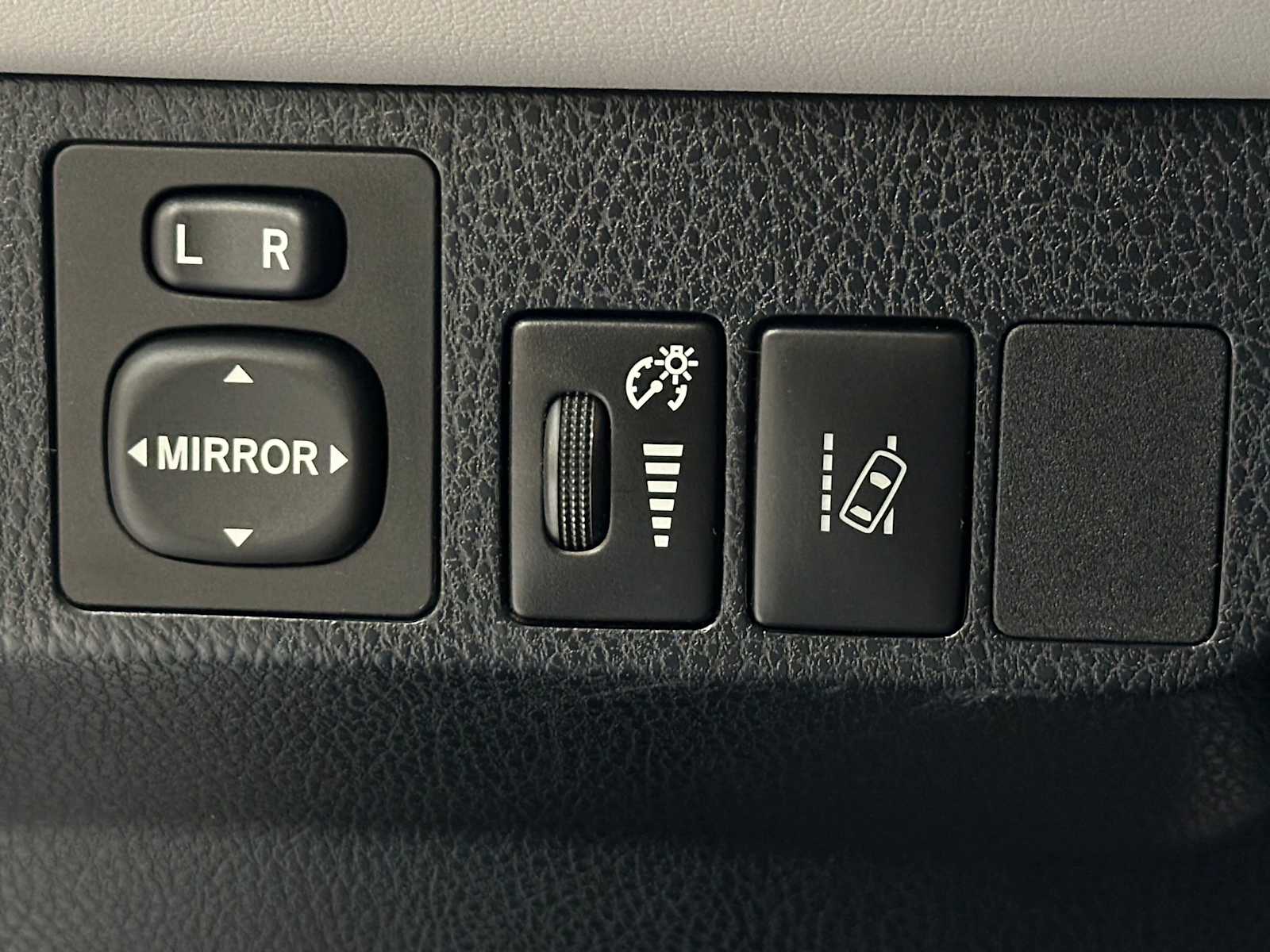 Thumbnail: 2018 Toyota RAV4 - 16