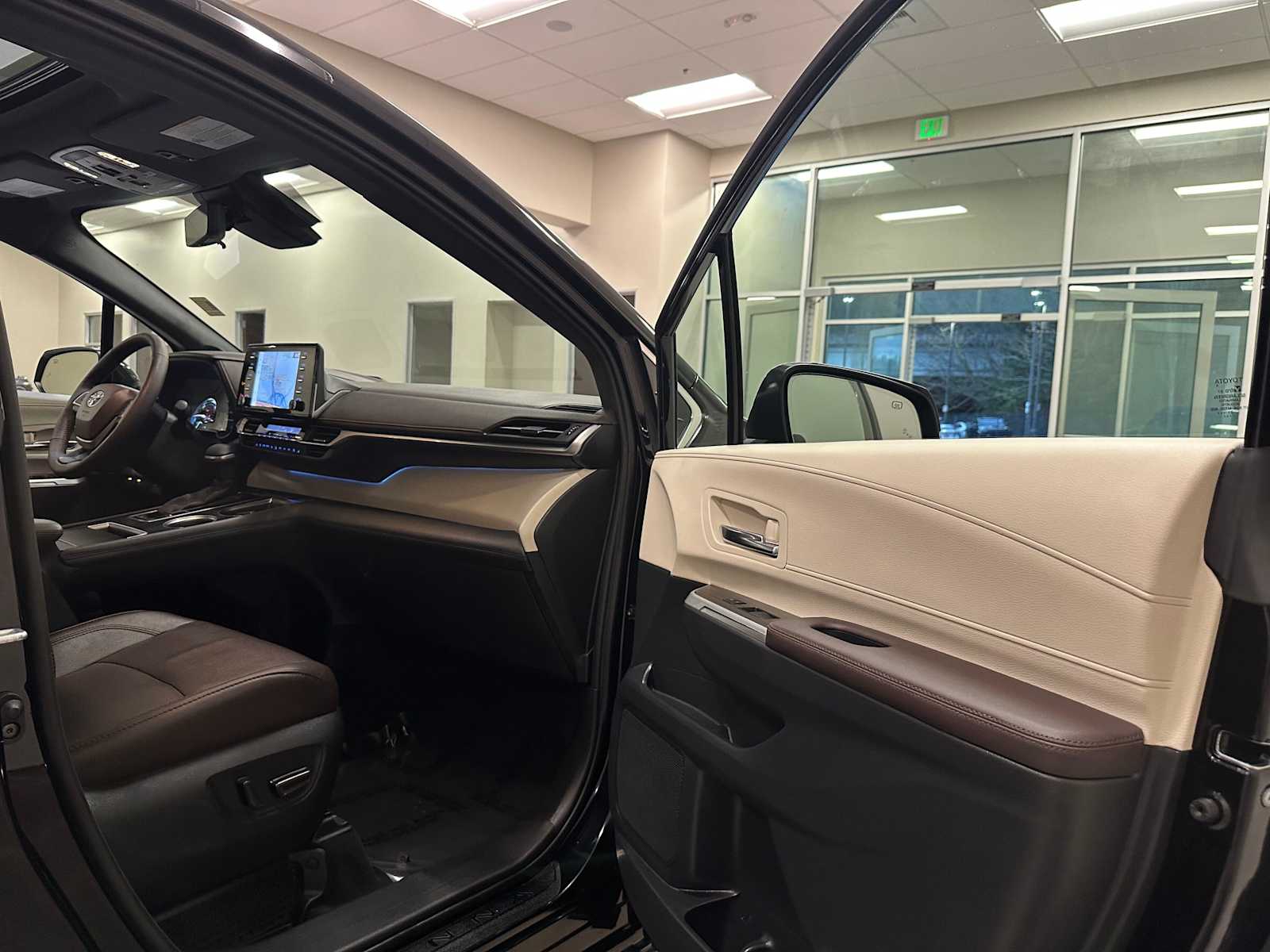 Thumbnail: 2022 Toyota Sienna - 28