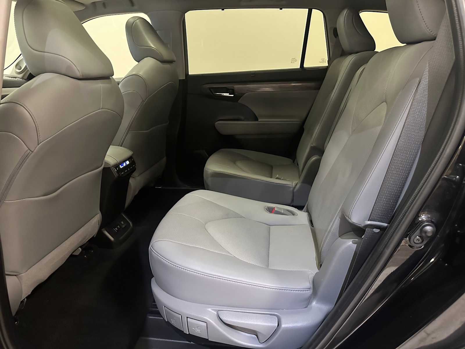 Thumbnail: 2020 Toyota Highlander - 27