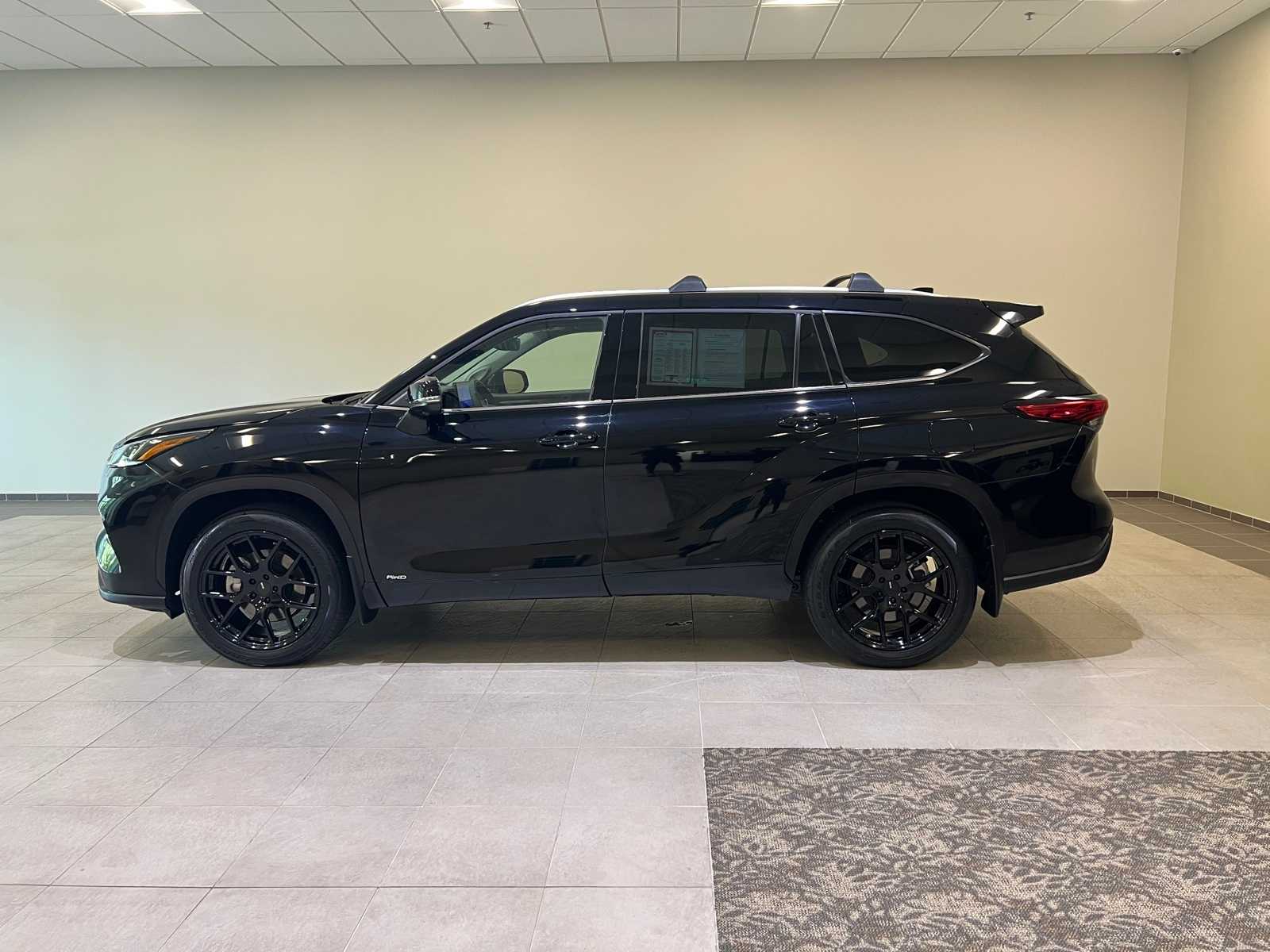 Thumbnail: 2023 Toyota Highlander - 3