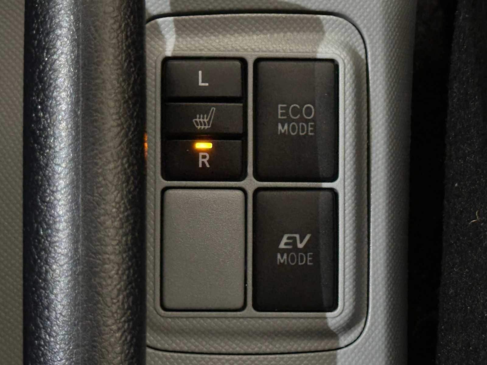 Thumbnail: 2014 Toyota Prius c - 15