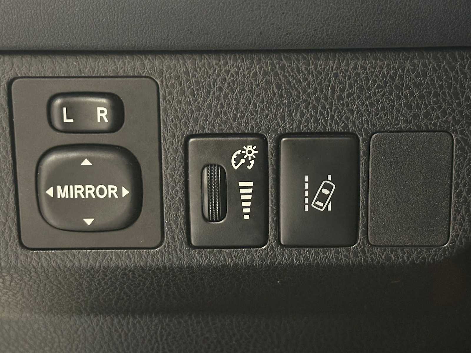 Thumbnail: 2018 Toyota RAV4 - 17