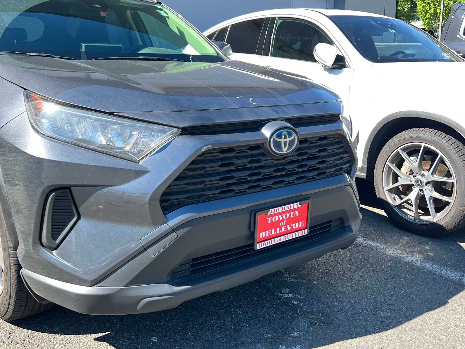 2022 Toyota RAV4 LE 4