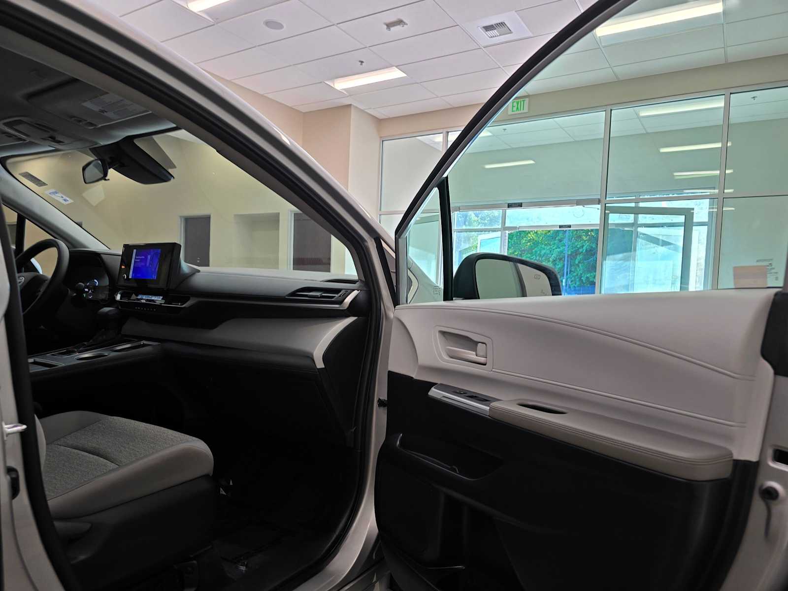 Thumbnail: 2025 Toyota Sienna - 26