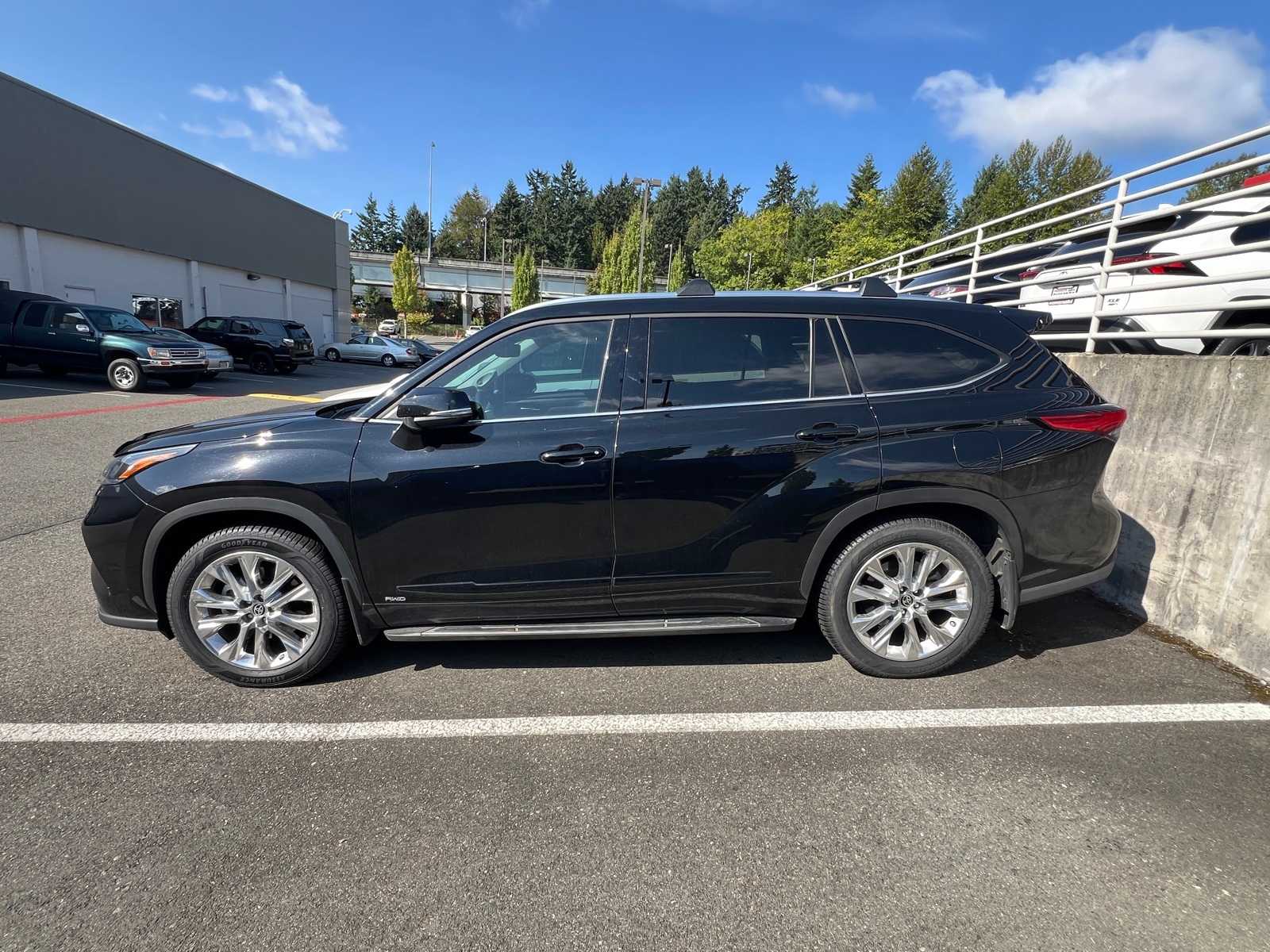 Thumbnail: 2023 Toyota Highlander - 7