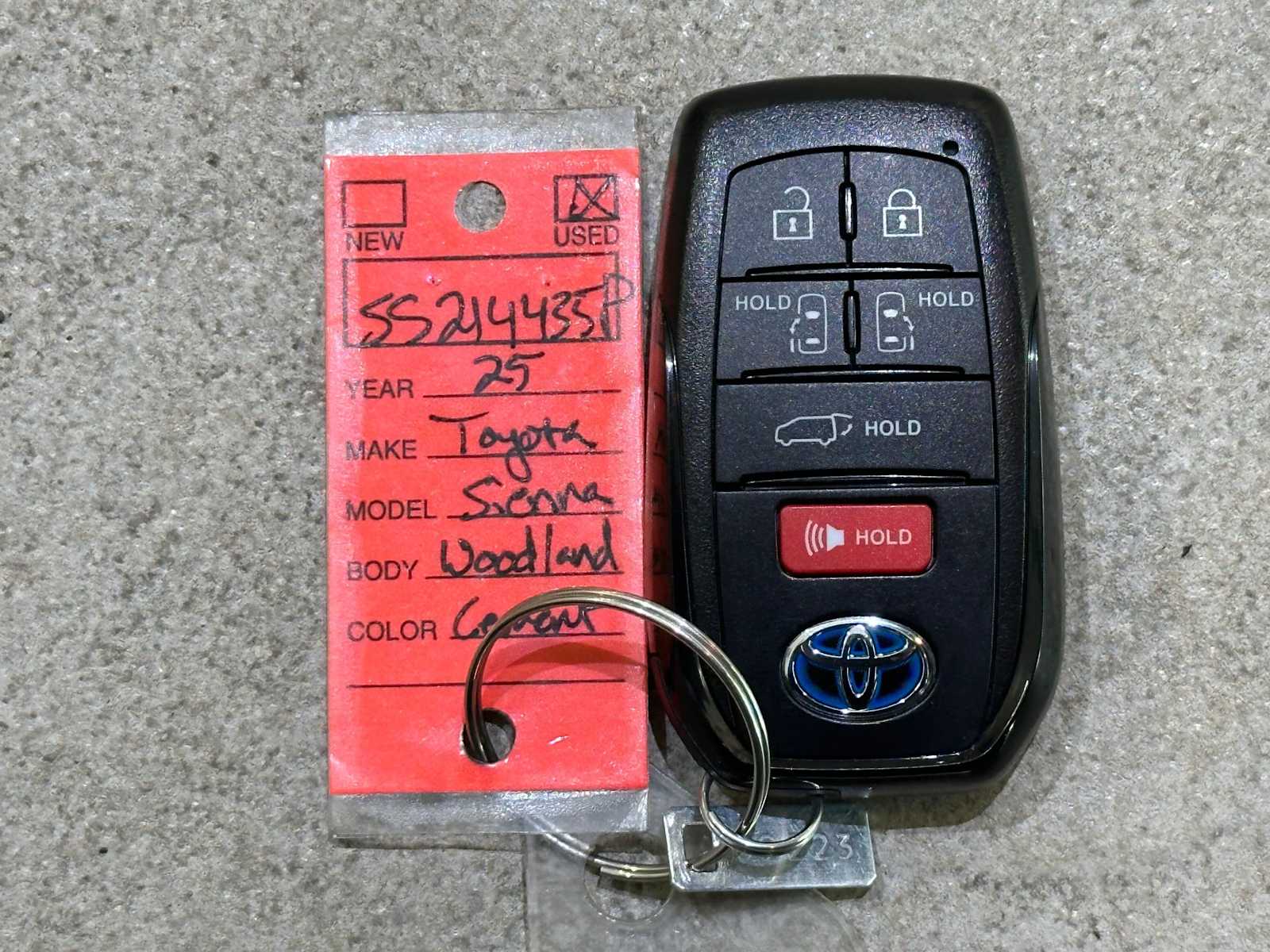 Thumbnail: 2025 Toyota Sienna - 33