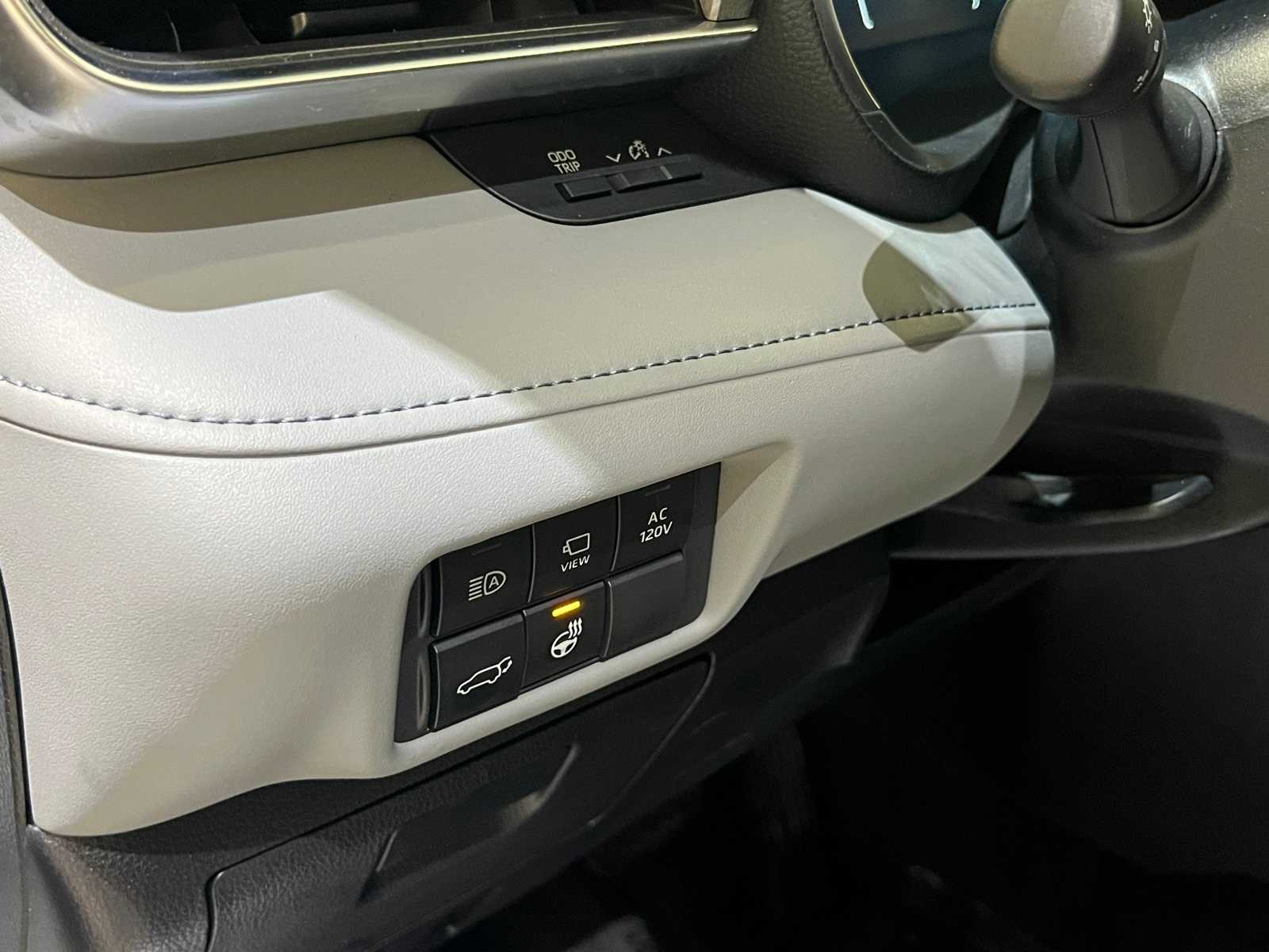 Thumbnail: 2023 Toyota Highlander - 16