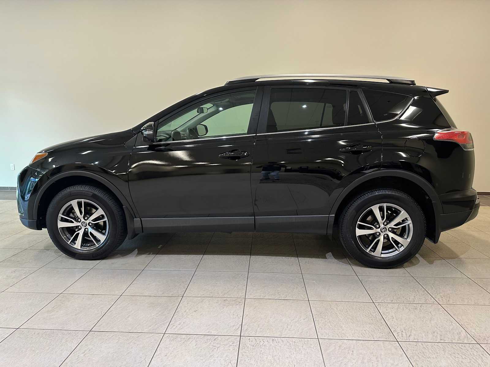 Thumbnail: 2017 Toyota RAV4 - 3