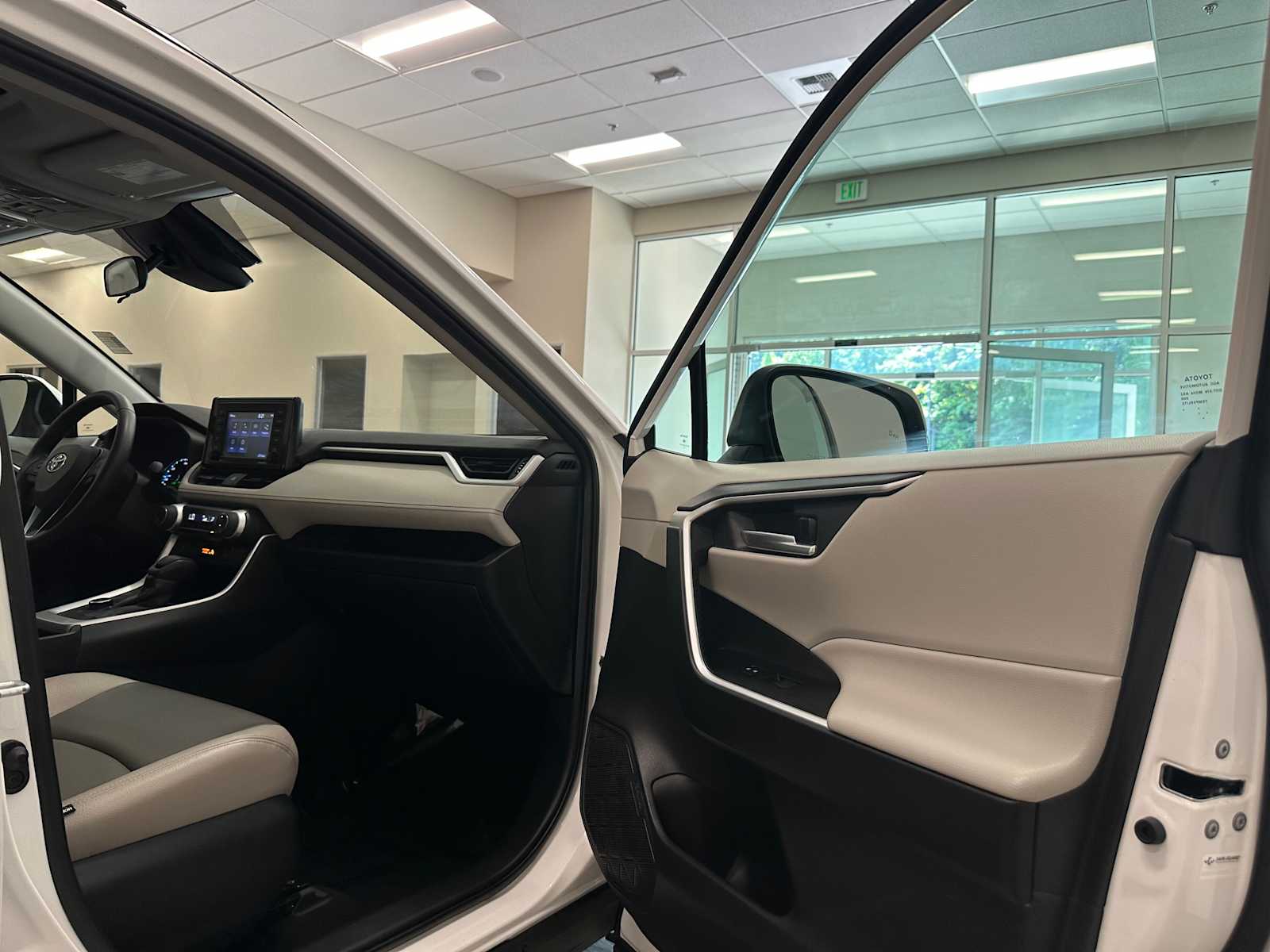 Thumbnail: 2020 Toyota RAV4 - 28