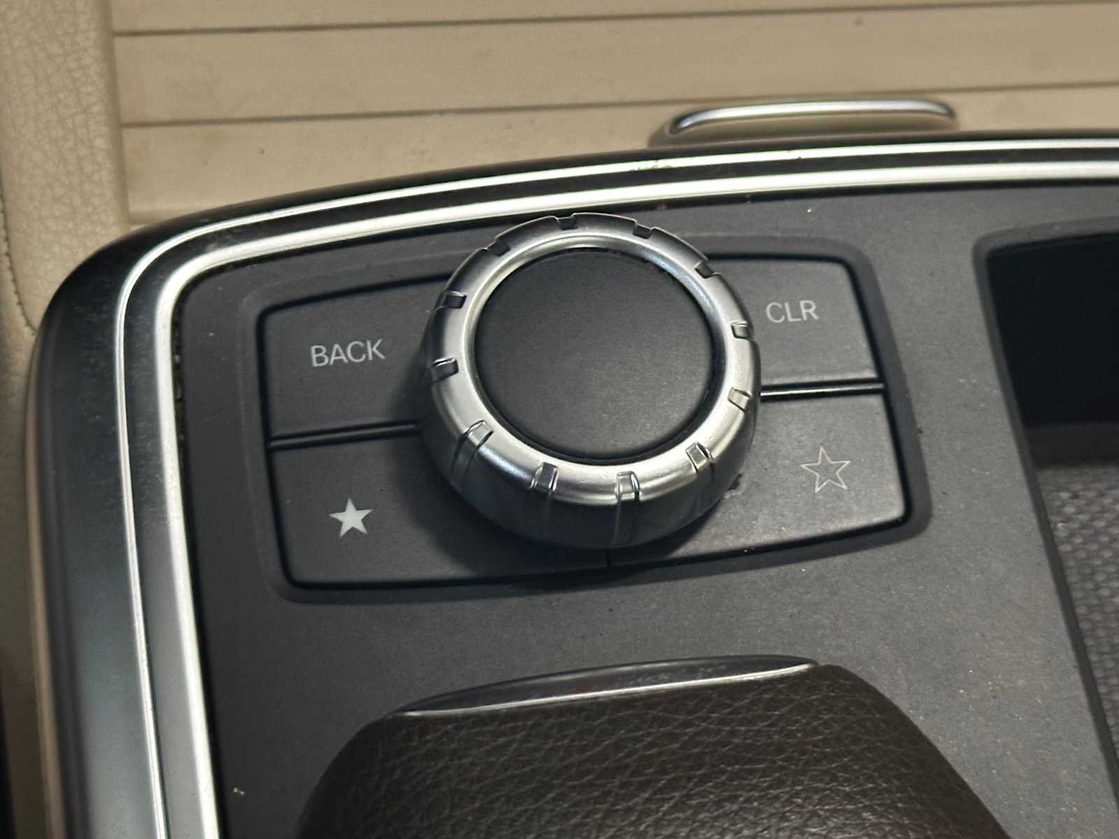 Thumbnail: 2015 Mercedes-Benz M-Class - 17