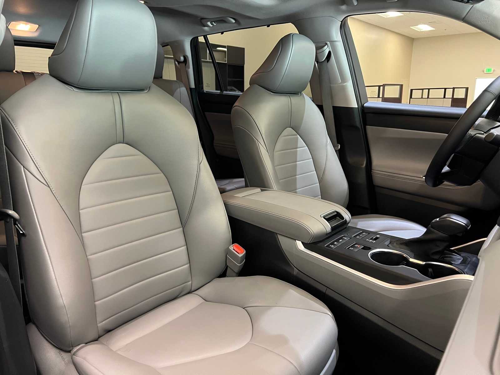 Thumbnail: 2022 Toyota Highlander - 14