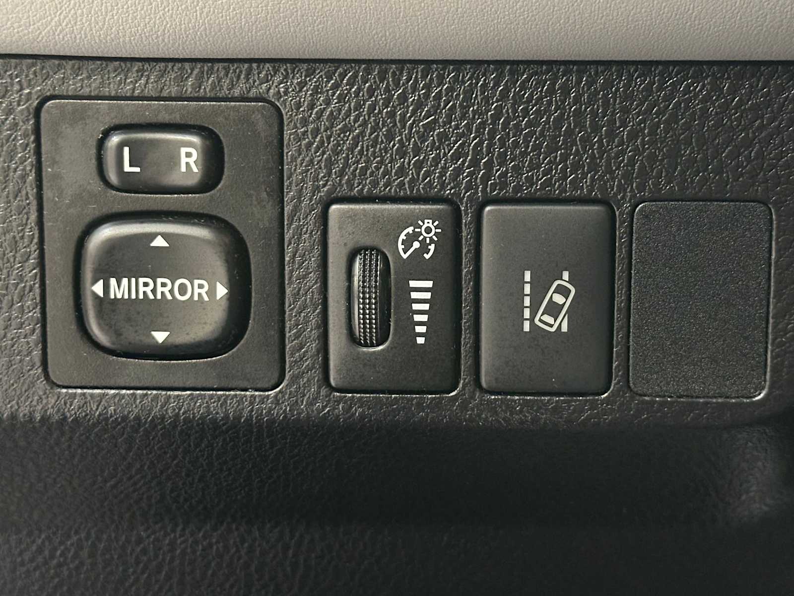 Thumbnail: 2018 Toyota RAV4 - 17