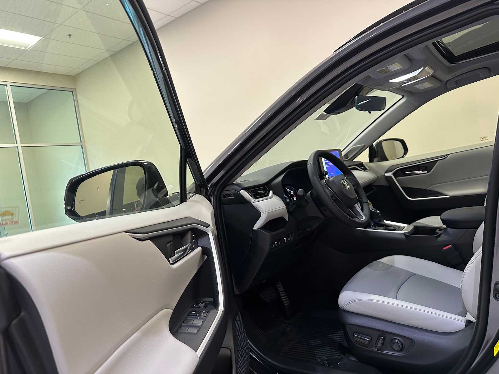 Thumbnail: 2025 Toyota RAV4 - 22