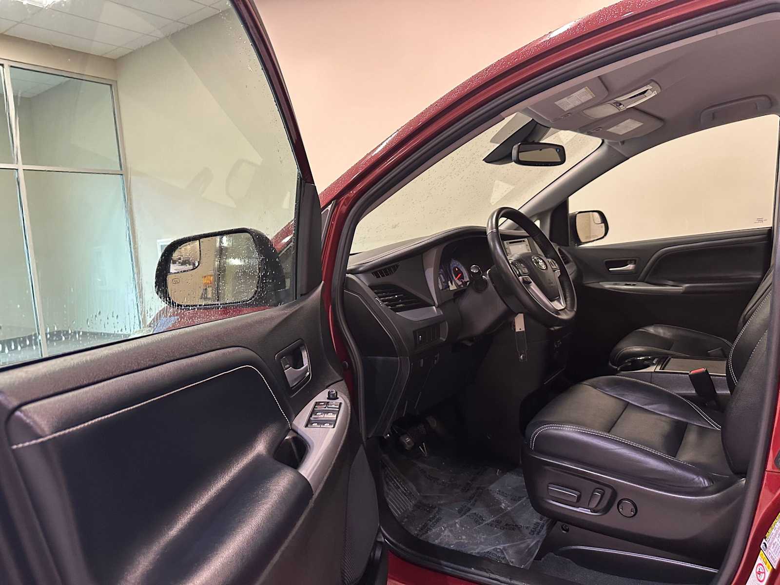 Thumbnail: 2018 Toyota Sienna - 21