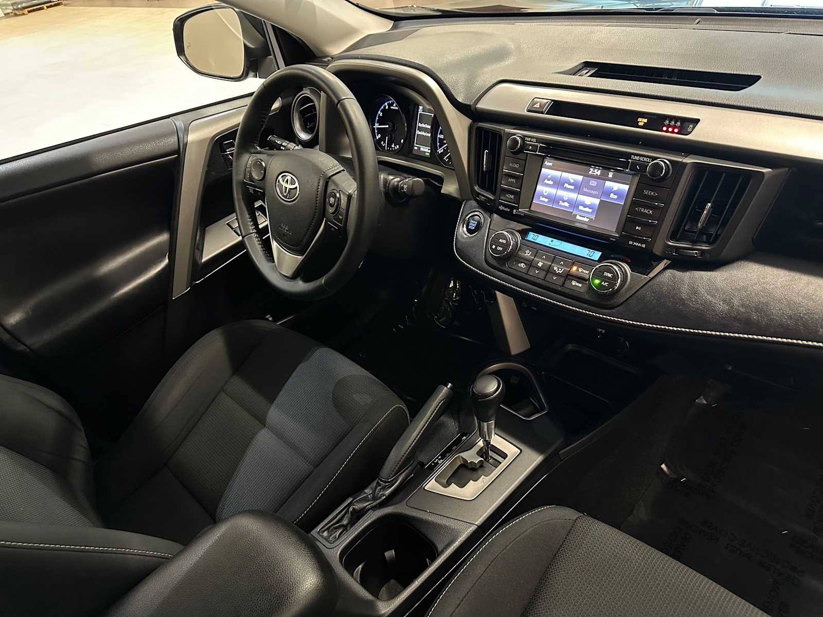 Thumbnail: 2017 Toyota RAV4 - 28