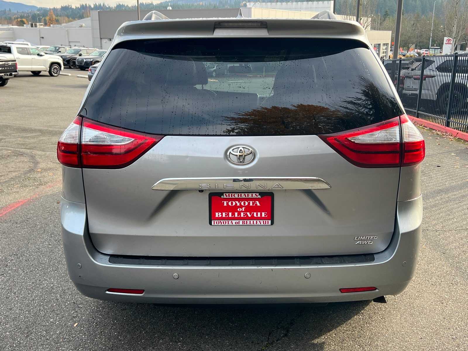 Thumbnail: 2017 Toyota Sienna - 6