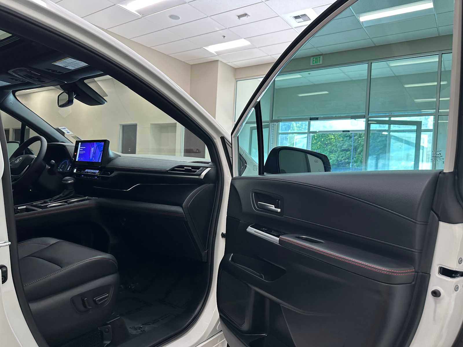 Thumbnail: 2025 Toyota Sienna - 28