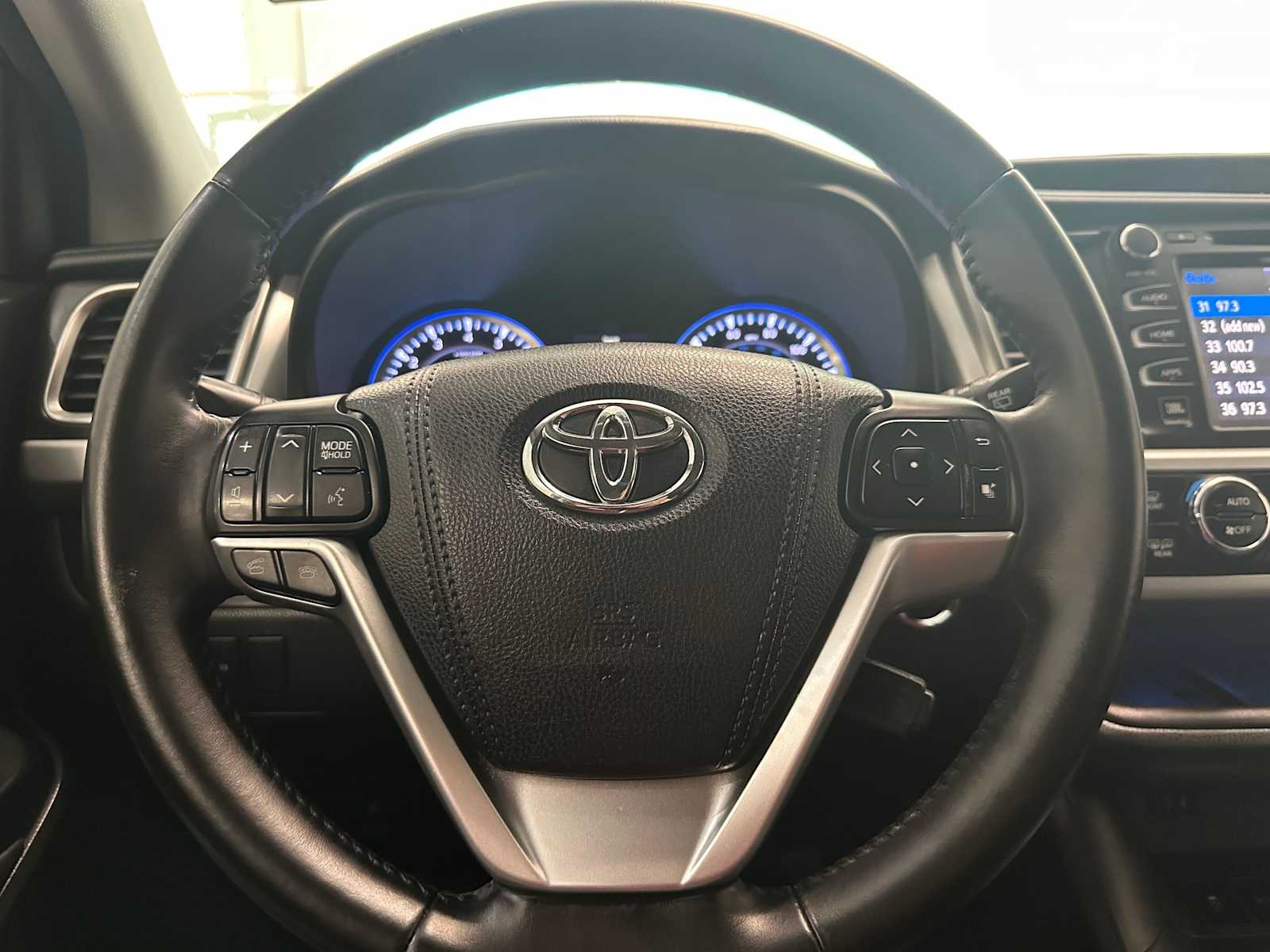 Thumbnail: 2015 Toyota Highlander - 11