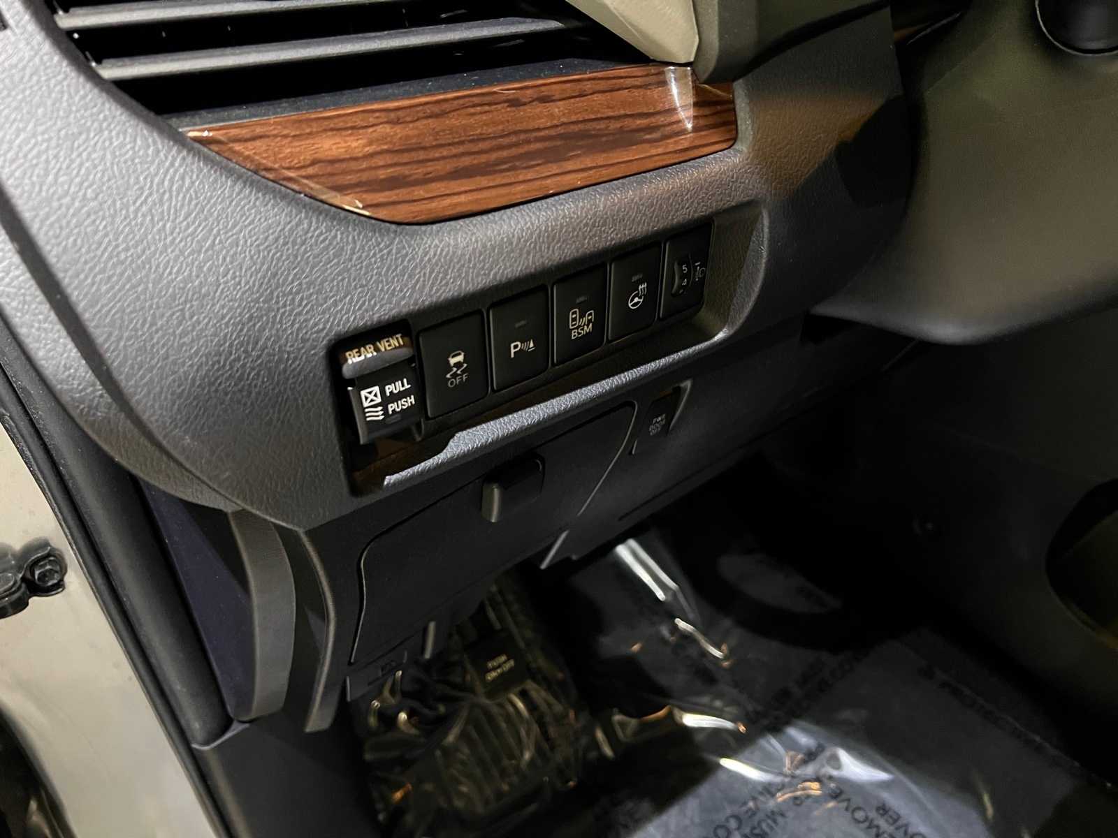 Thumbnail: 2017 Toyota Sienna - 16