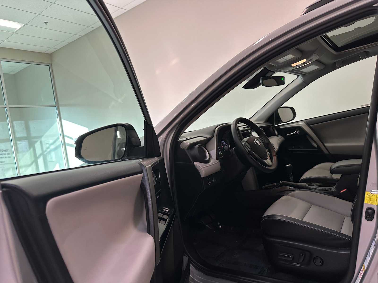 Thumbnail: 2018 Toyota RAV4 - 22