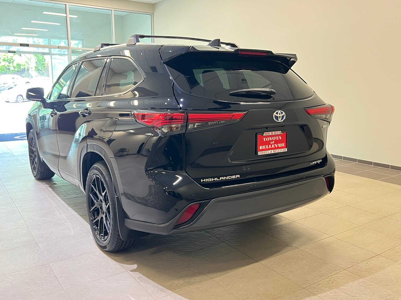 Thumbnail: 2023 Toyota Highlander - 4