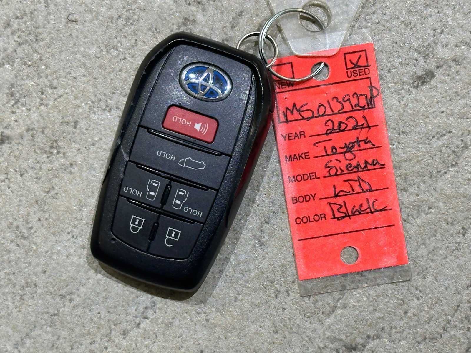 Thumbnail: 2021 Toyota Sienna - 33