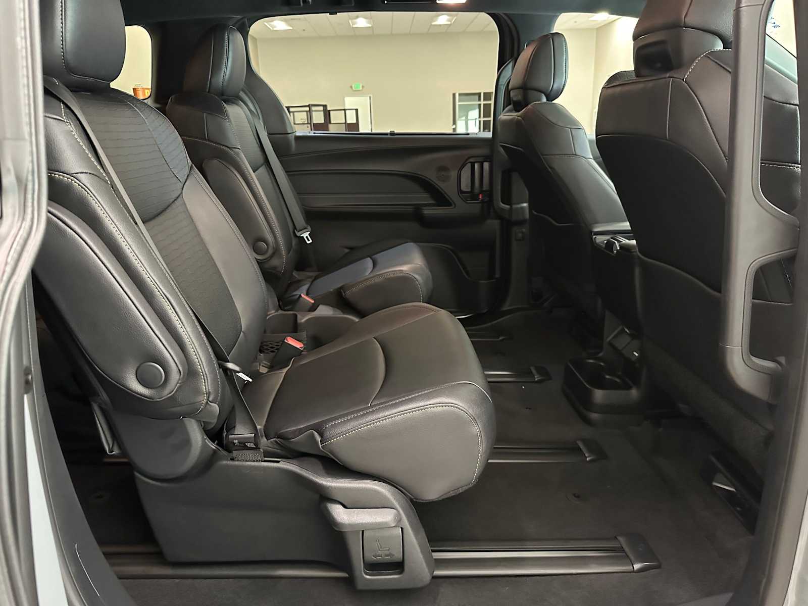 Thumbnail: 2025 Toyota Sienna - 27