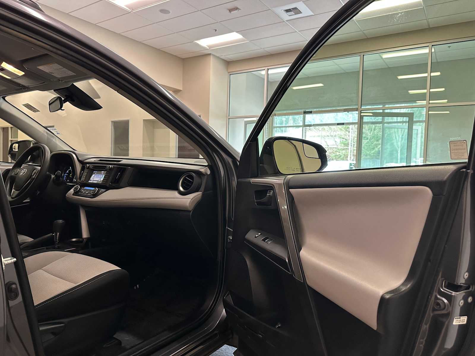 Thumbnail: 2018 Toyota RAV4 - 26