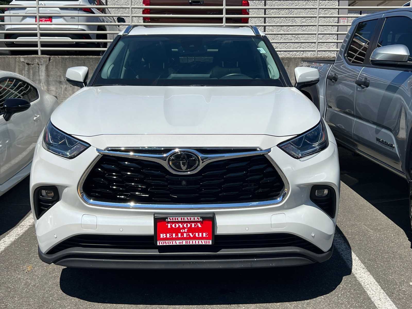 Thumbnail: 2022 Toyota Highlander - 2