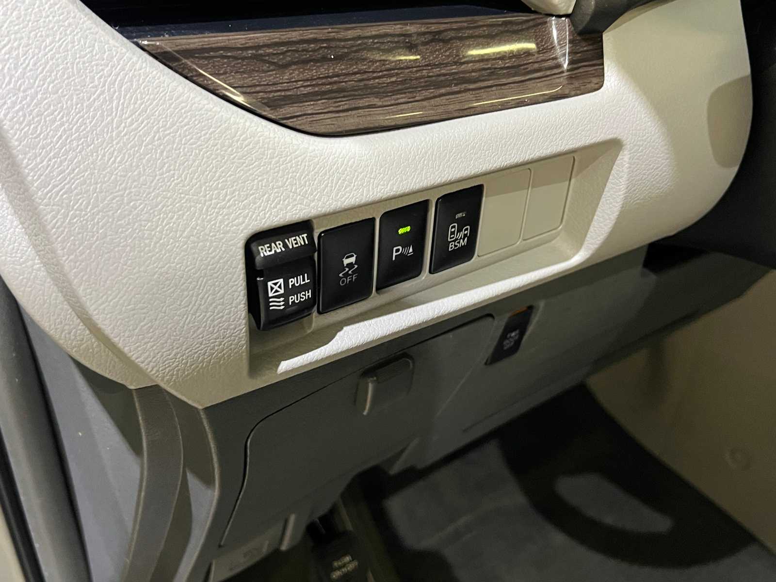 Thumbnail: 2015 Toyota Sienna - 16