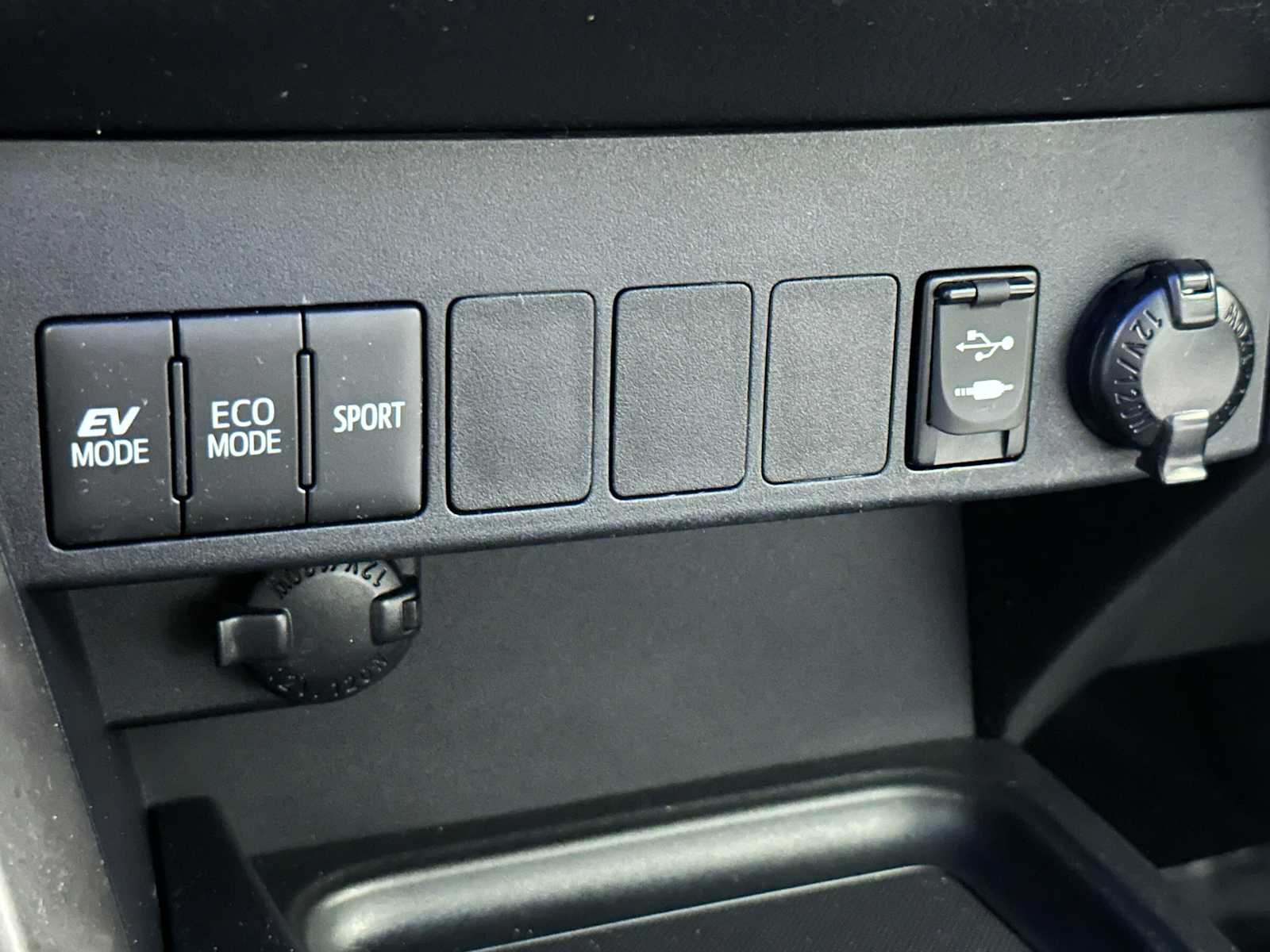 Thumbnail: 2018 Toyota RAV4 - 14