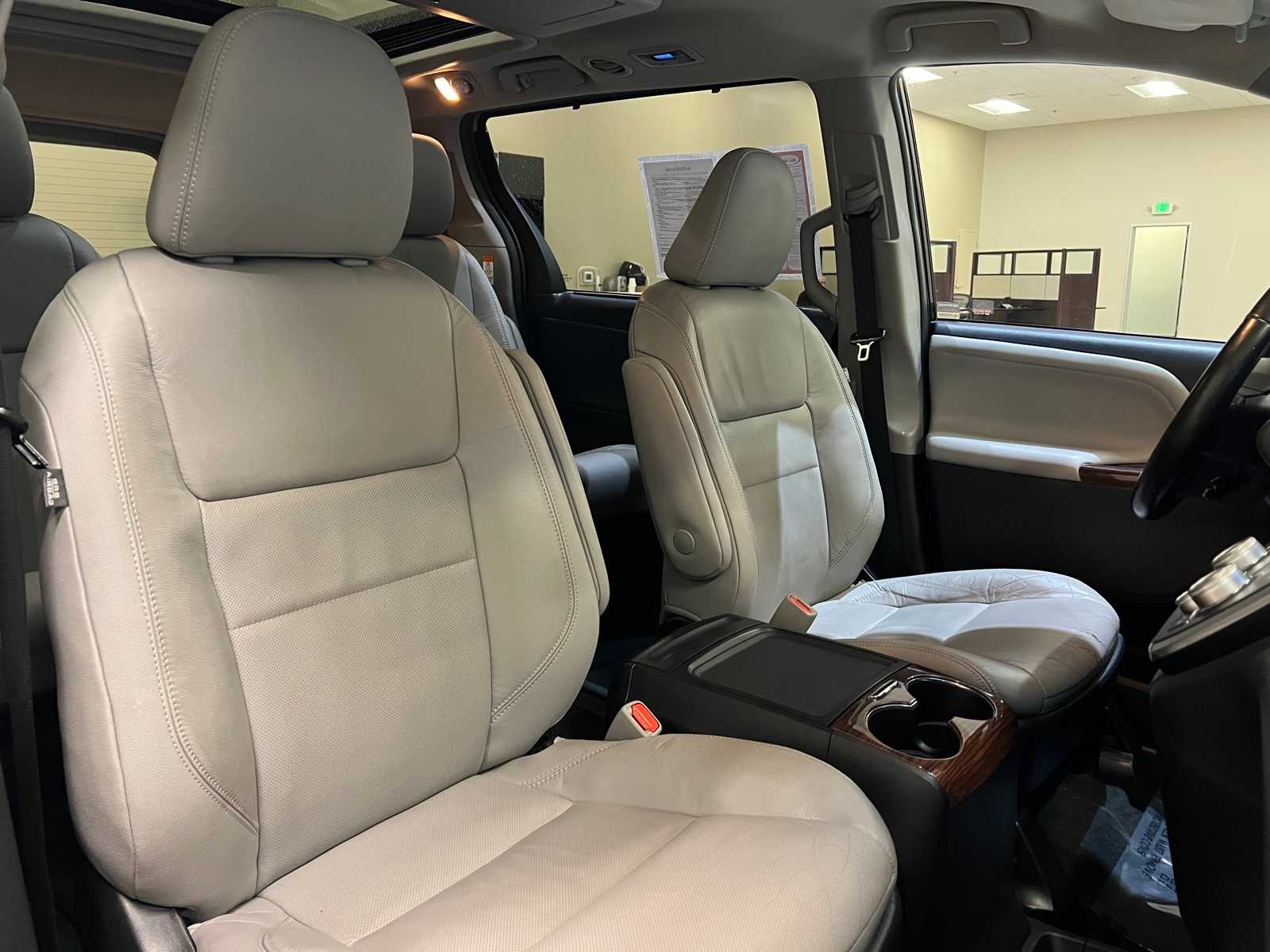 Thumbnail: 2017 Toyota Sienna - 14