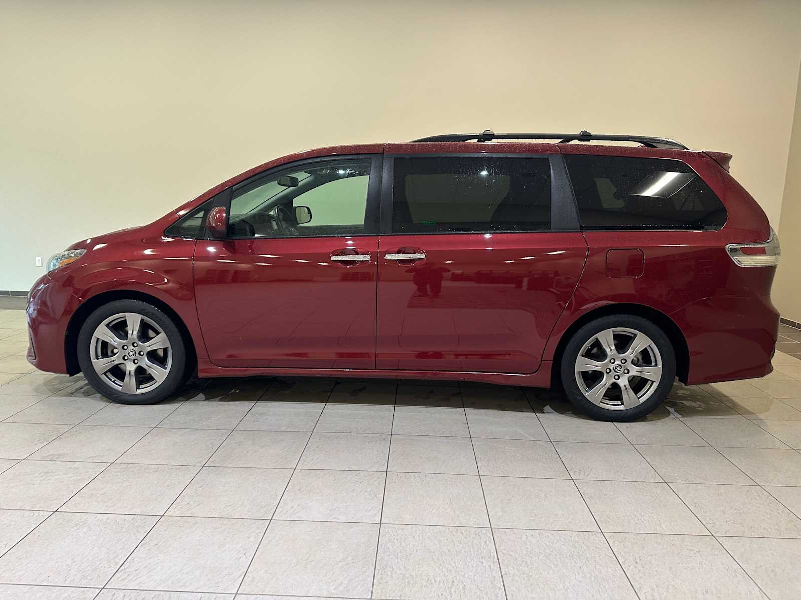 Thumbnail: 2018 Toyota Sienna - 3
