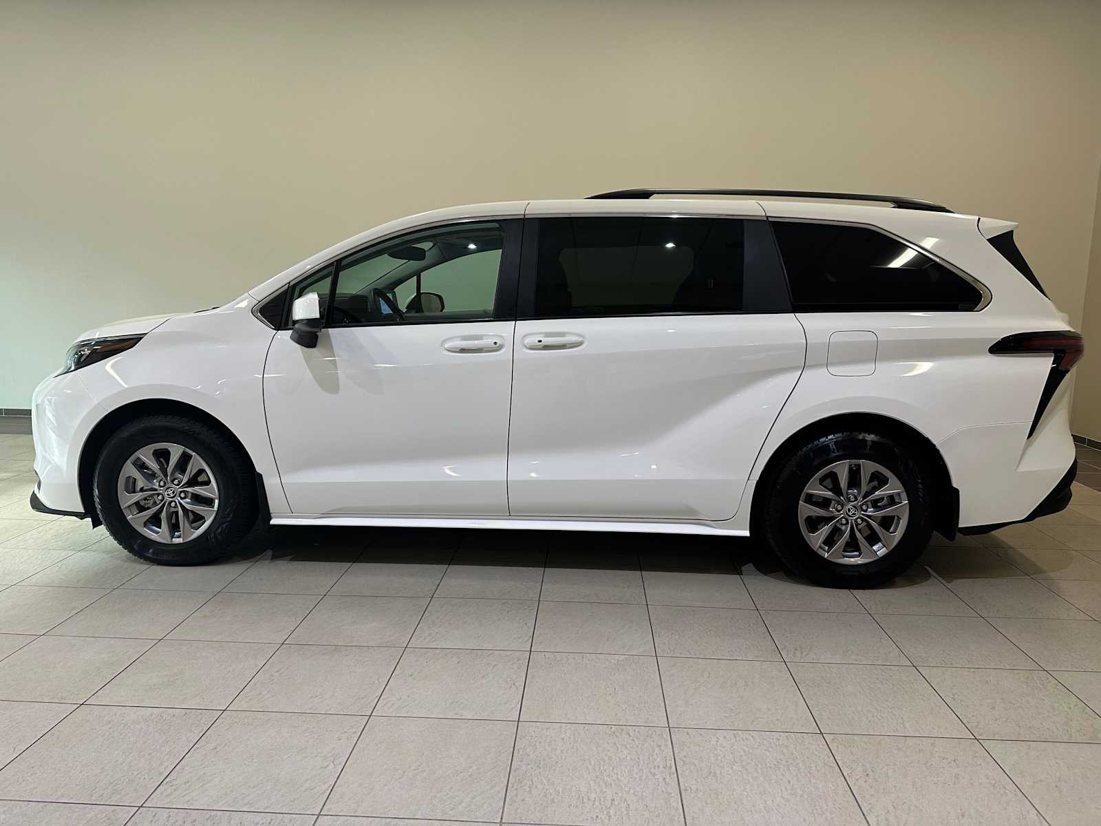 Thumbnail: 2024 Toyota Sienna - 3