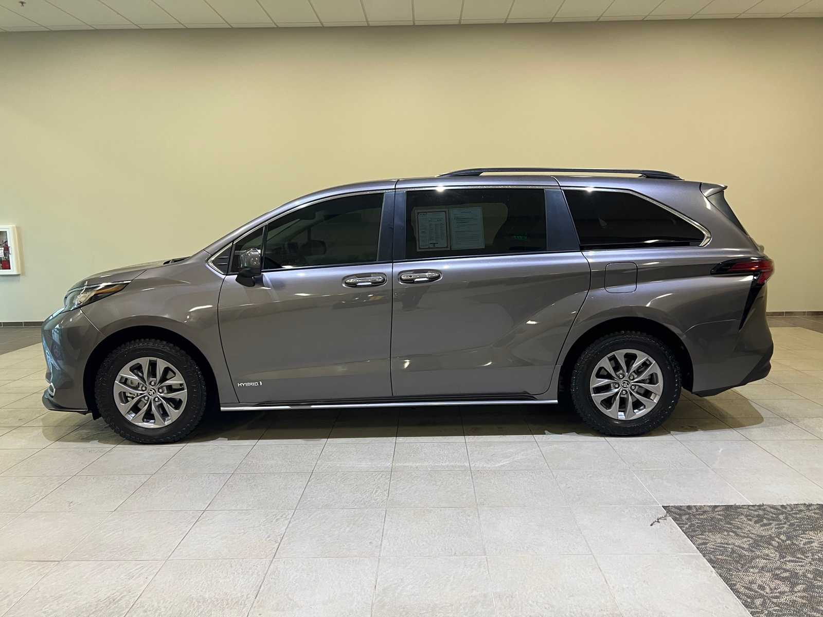 Thumbnail: 2021 Toyota Sienna - 3